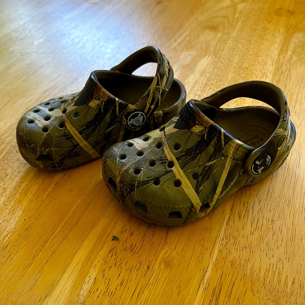 Camouflage crocs; size 5
